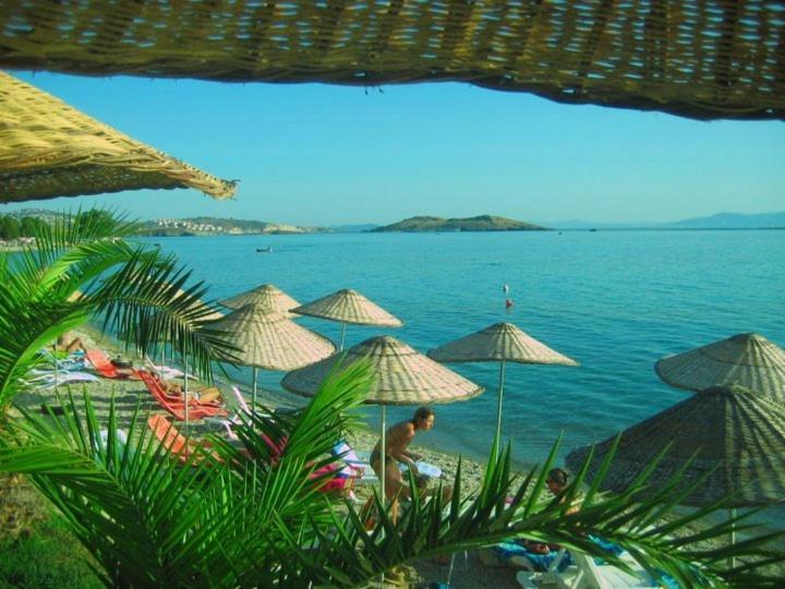 Teras Motel Foça Bagian luar foto