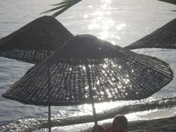 Teras Motel Foça Bagian luar foto