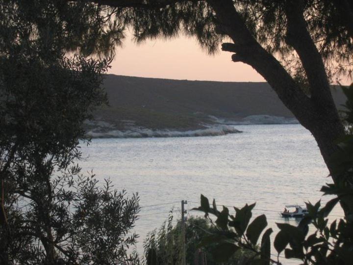 Teras Motel Foça Bagian luar foto
