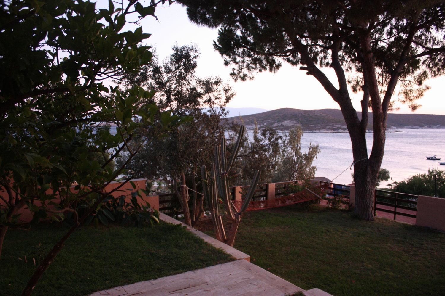 Teras Motel Foça Bagian luar foto