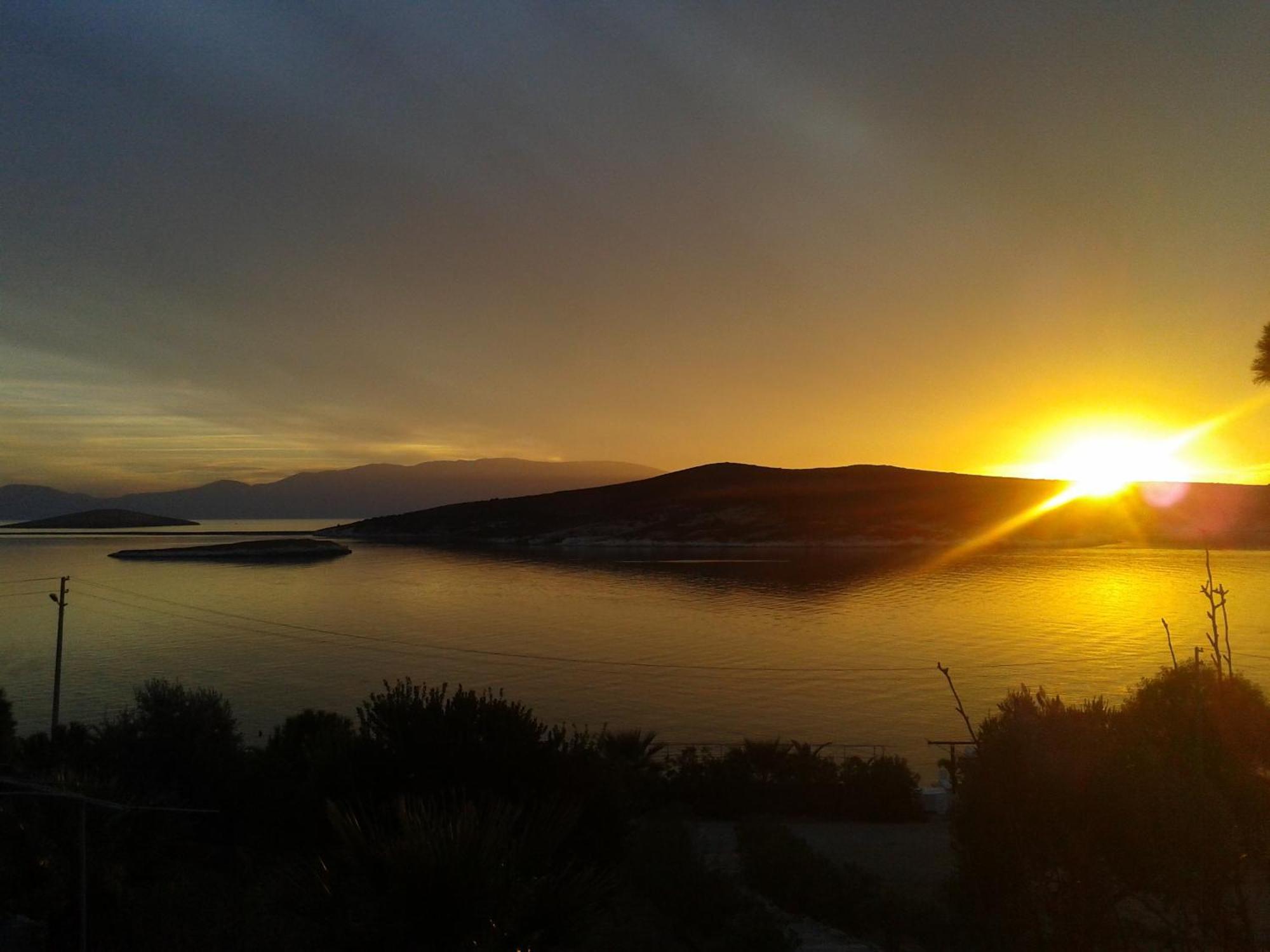 Teras Motel Foça Bagian luar foto