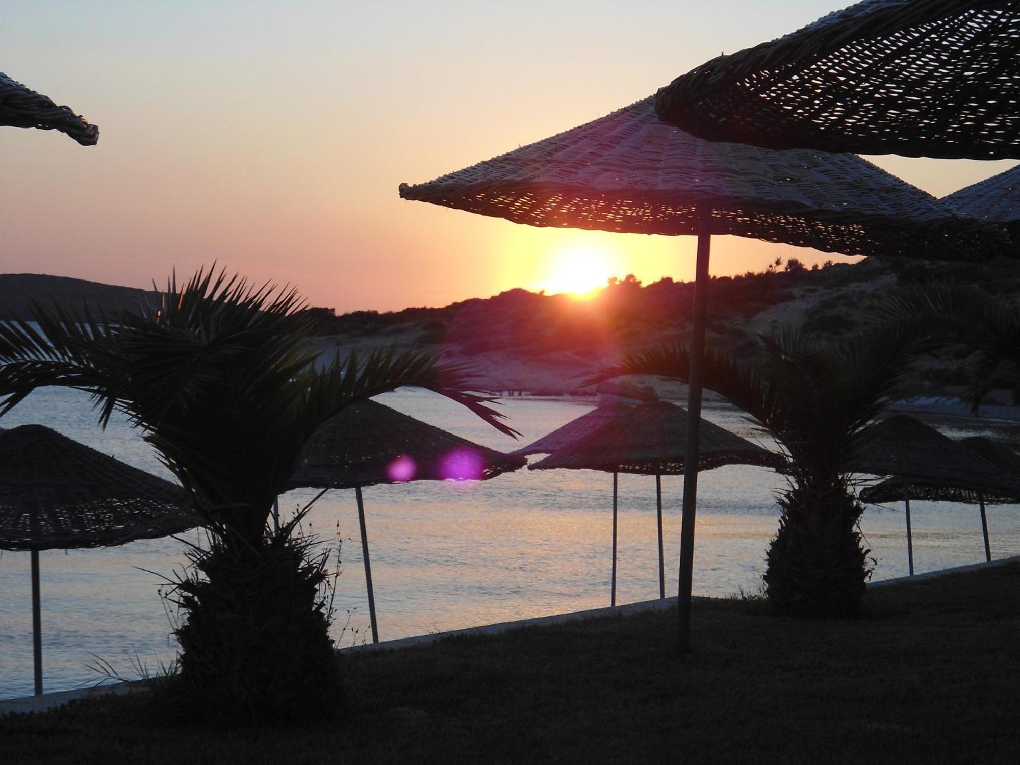 Teras Motel Foça Bagian luar foto