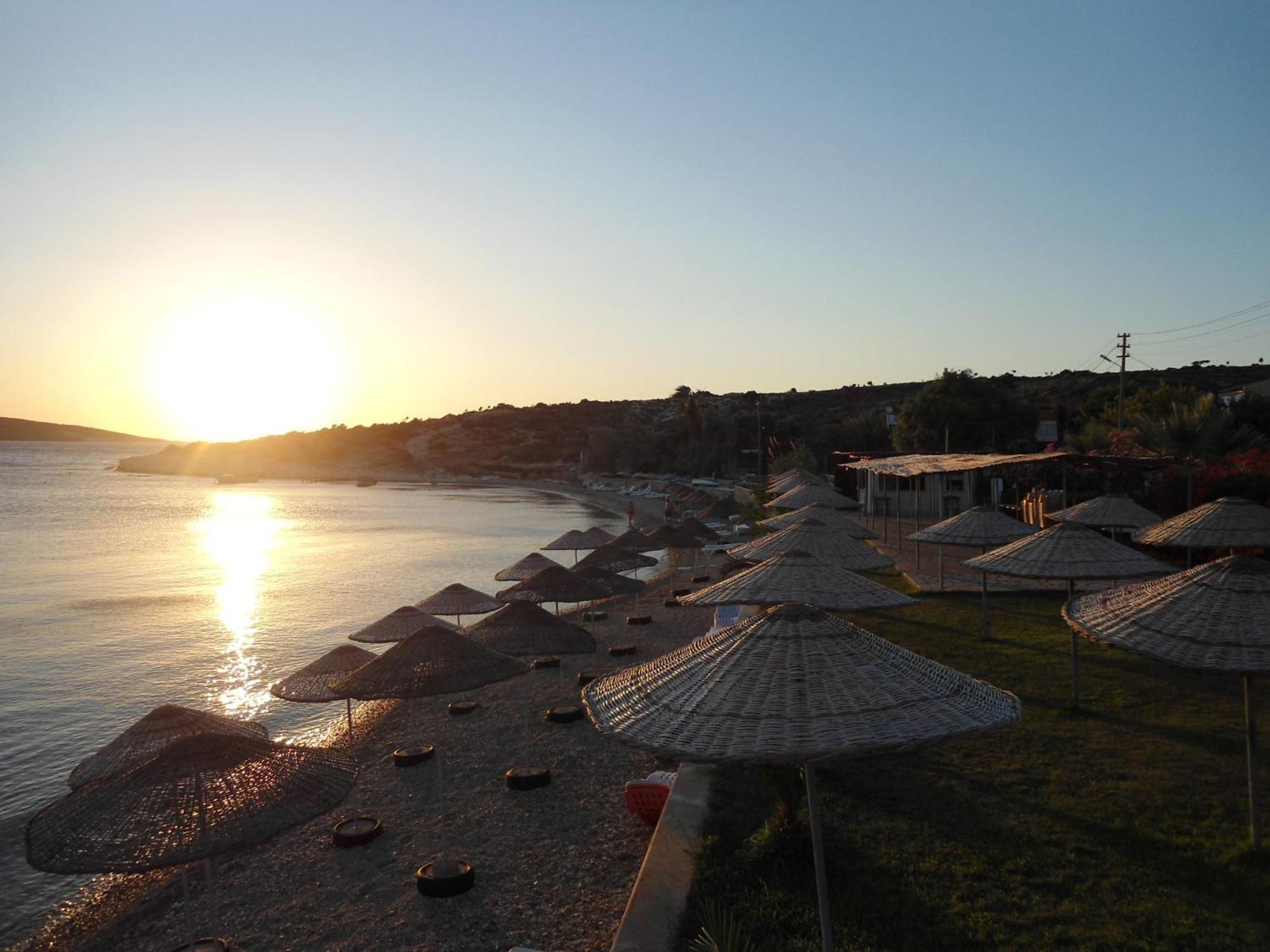 Teras Motel Foça Bagian luar foto