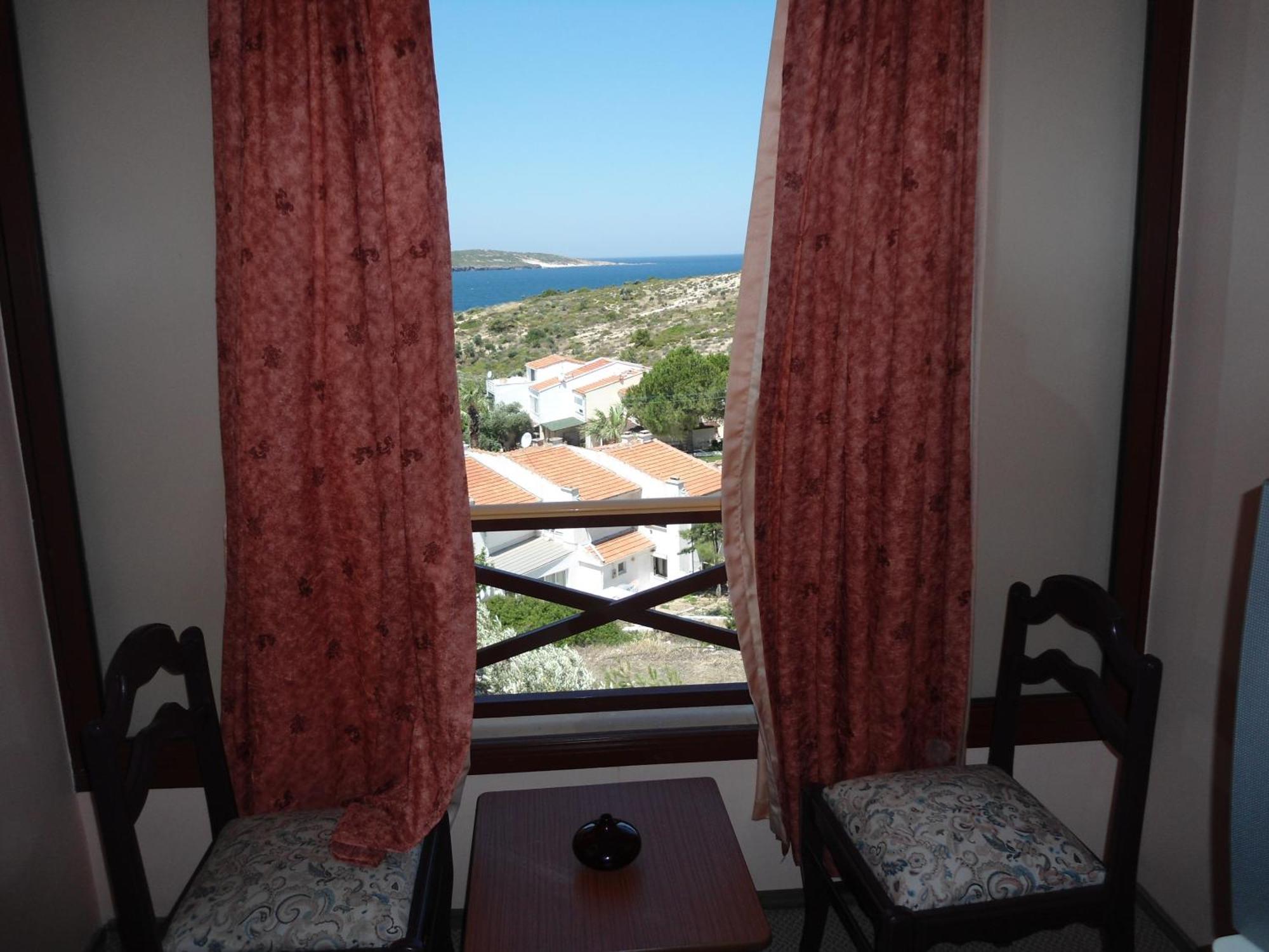 Teras Motel Foça Bagian luar foto