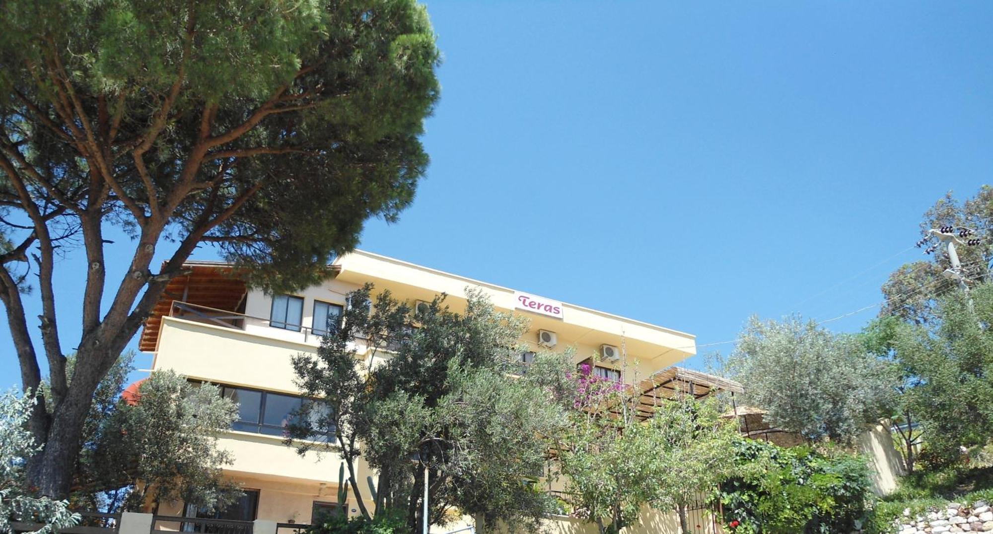 Teras Motel Foça Bagian luar foto