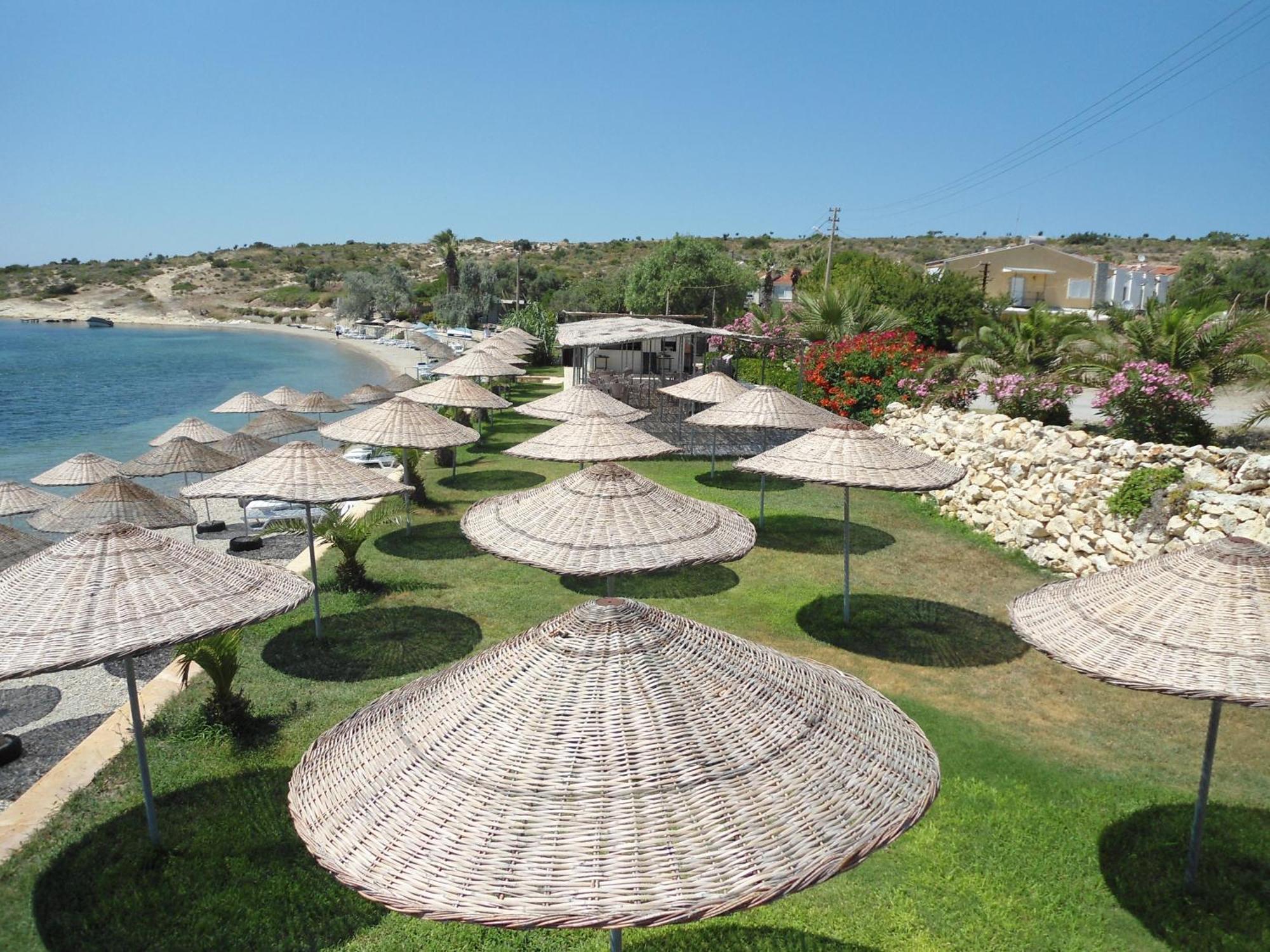 Teras Motel Foça Bagian luar foto