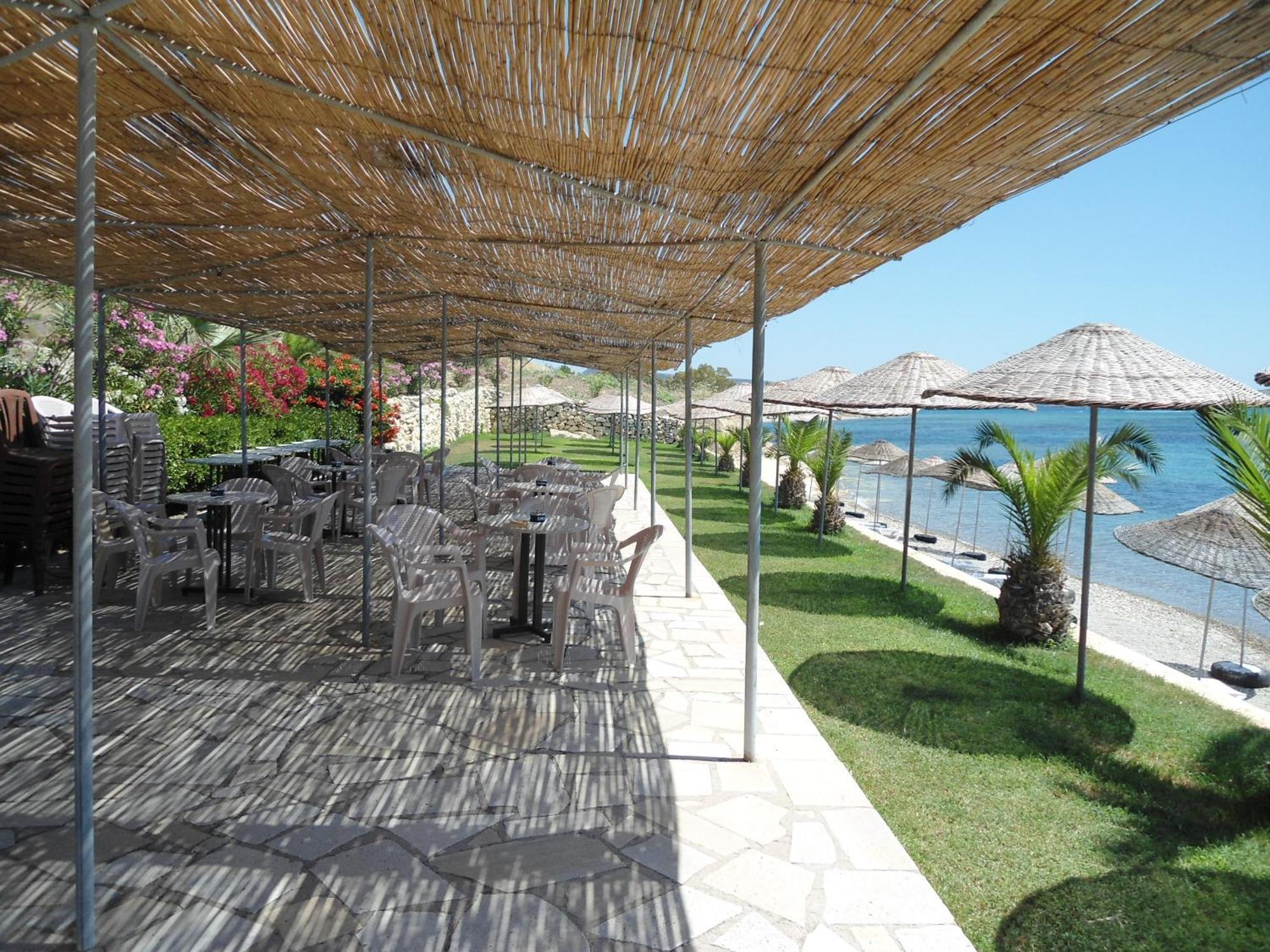 Teras Motel Foça Bagian luar foto