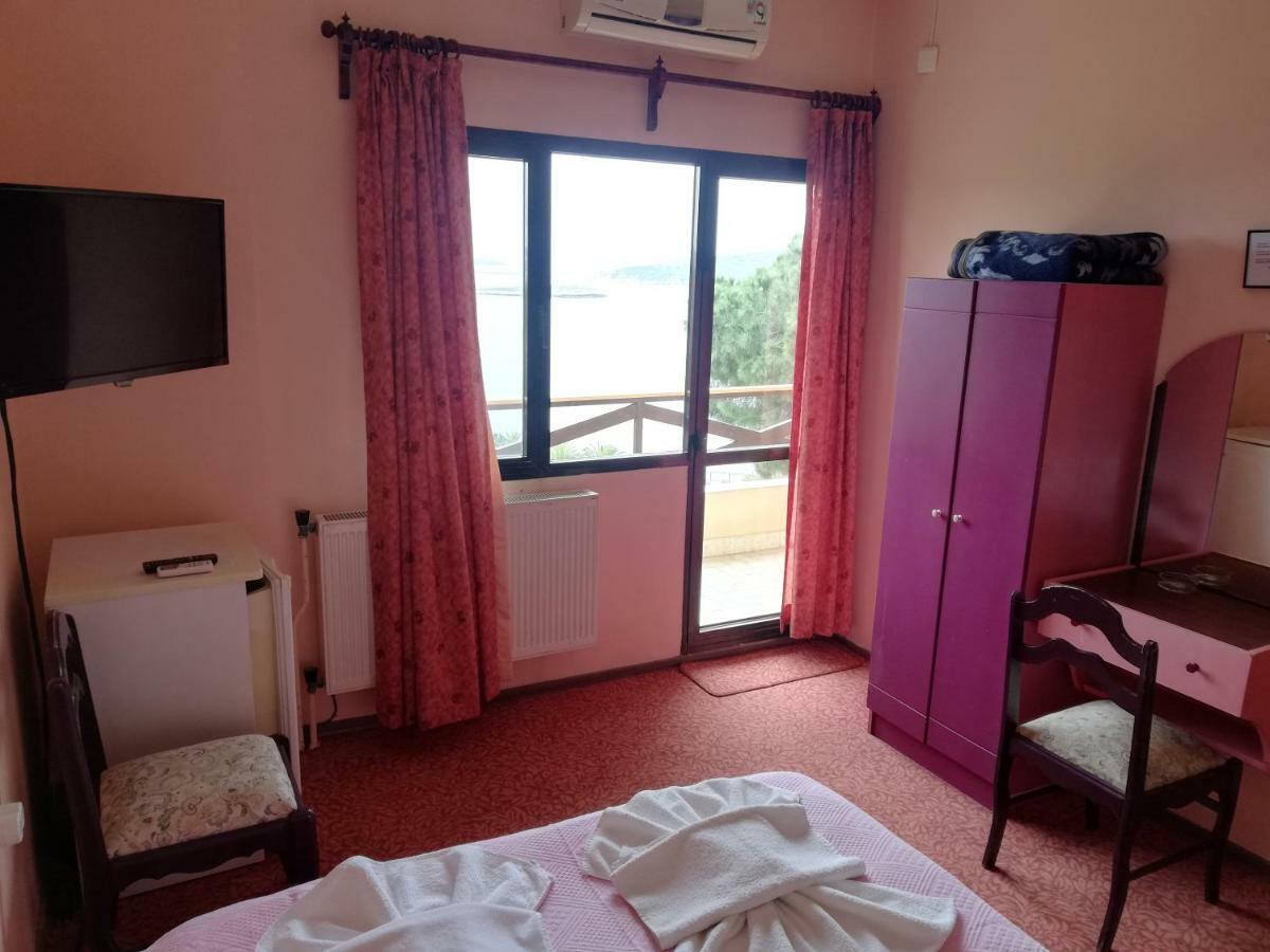Teras Motel Foça Bagian luar foto