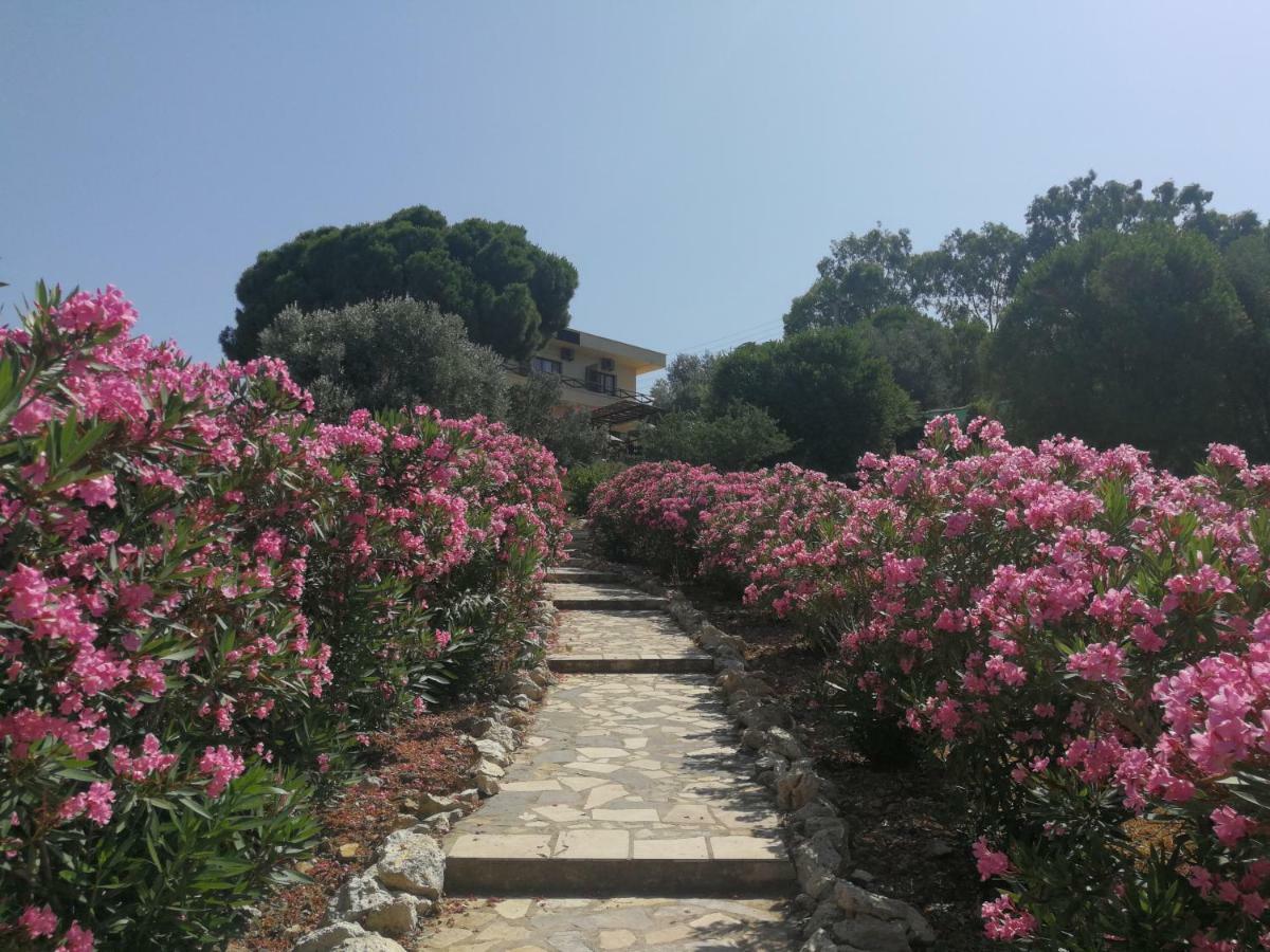 Teras Motel Foça Bagian luar foto