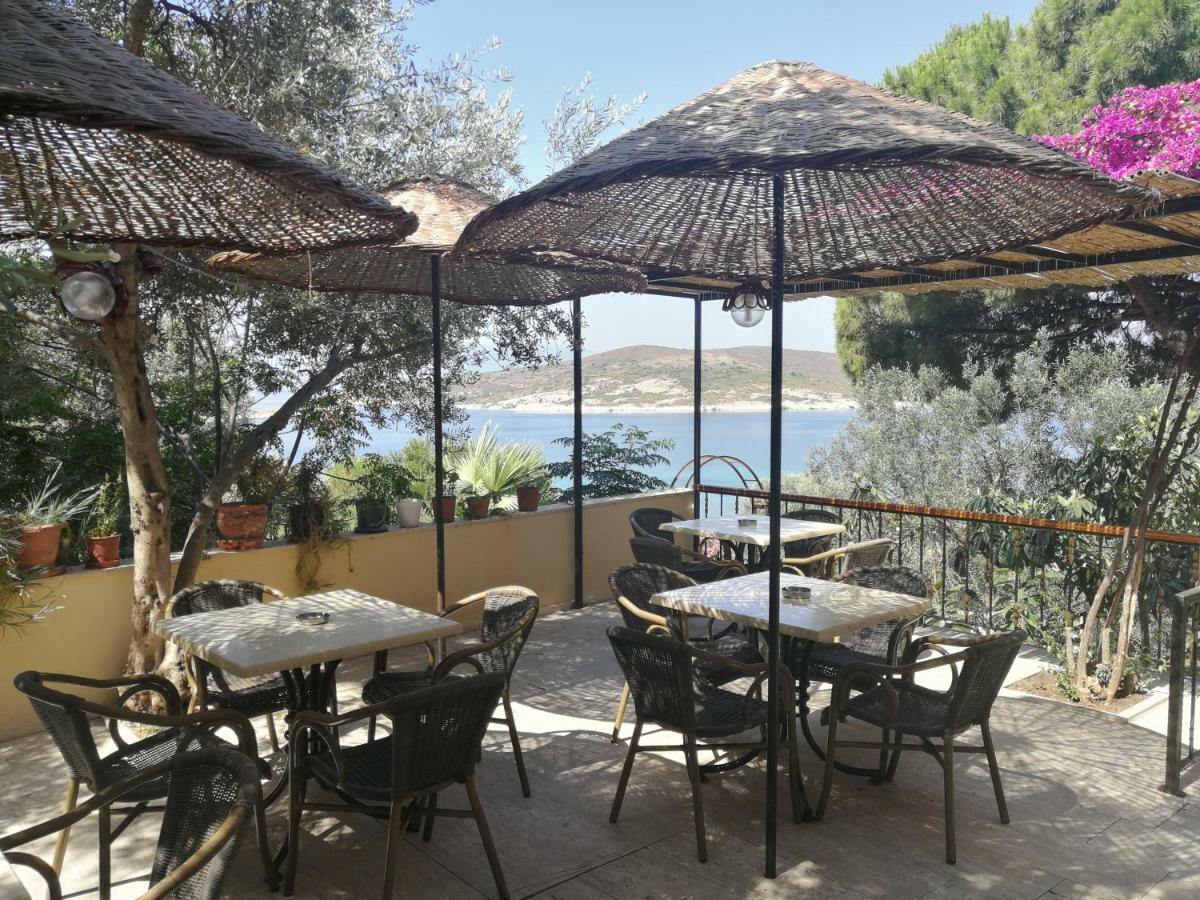 Teras Motel Foça Bagian luar foto