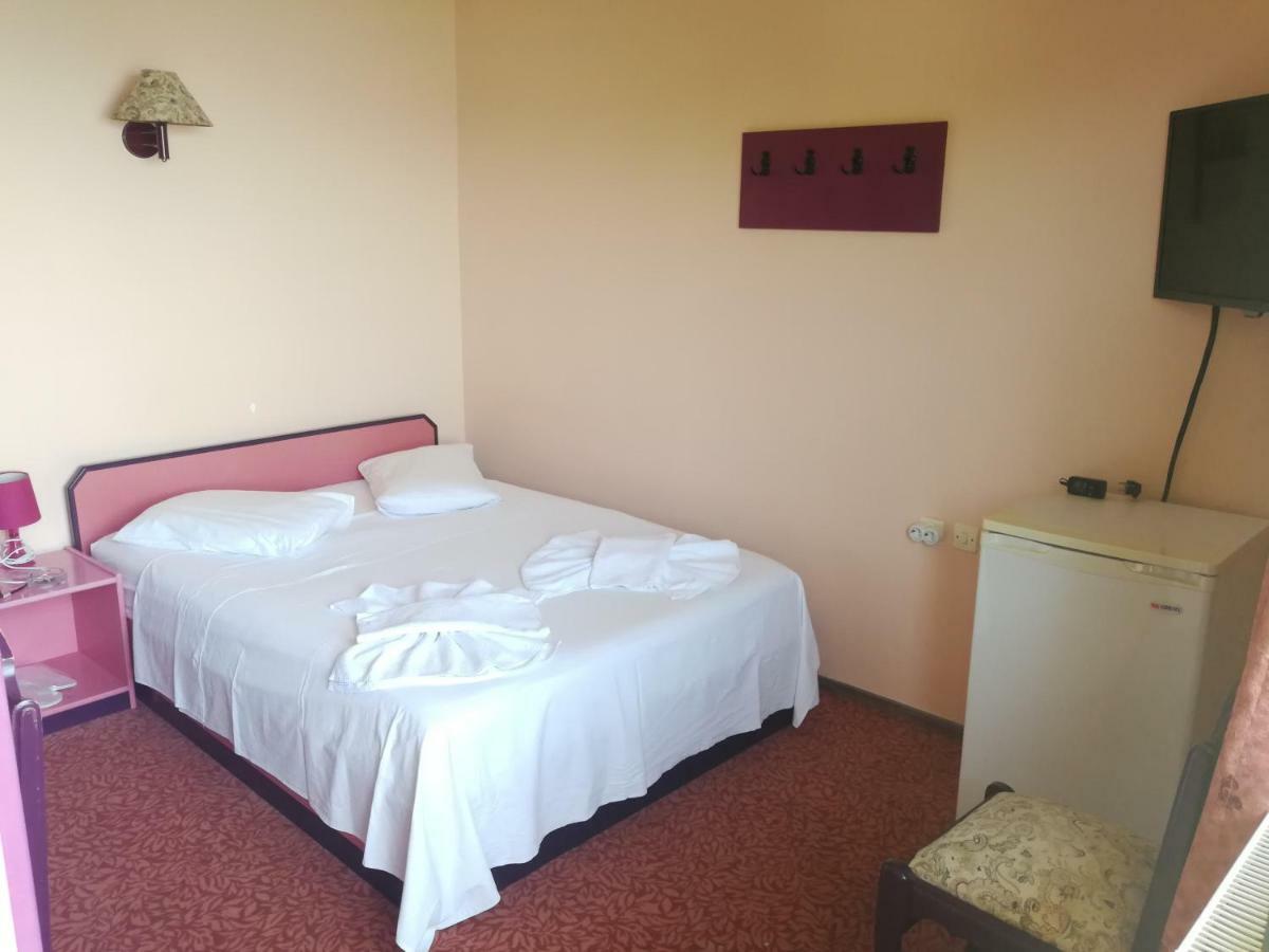 Teras Motel Foça Bagian luar foto