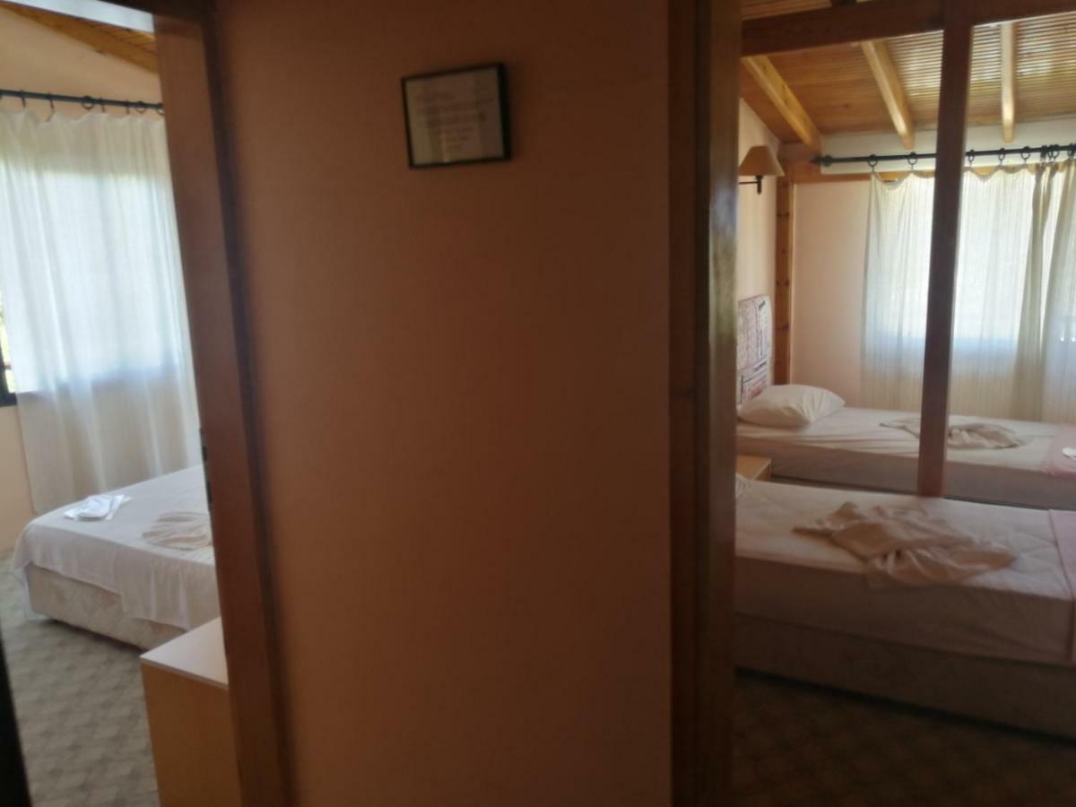 Teras Motel Foça Bagian luar foto