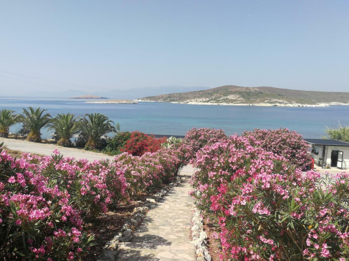 Teras Motel Foça Bagian luar foto