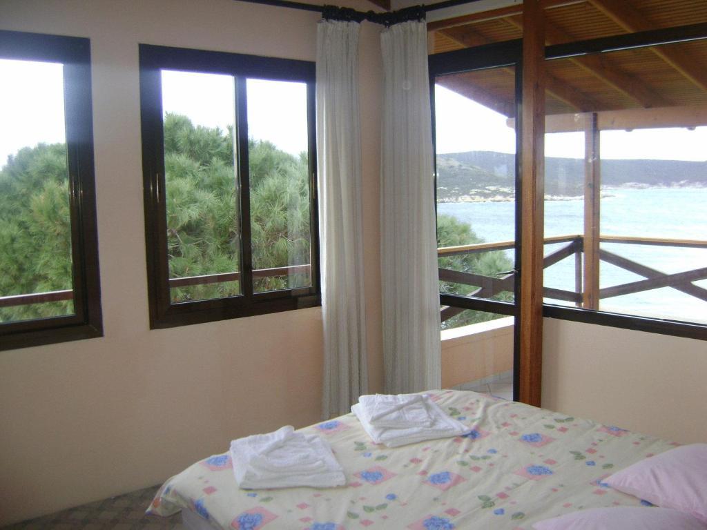 Teras Motel Foça Bagian luar foto